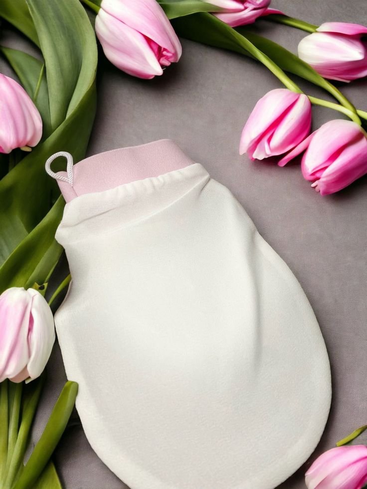 Exfoliation gloves in pink color for skincare